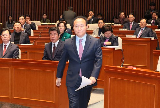 윤재옥 국민의힘 원내대표 겸 대표 권한대행이 15일 오전 국회에서 열린 비상의원총회에서 발언대로 향하고 있다. 연합뉴스