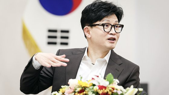 한동훈 법무부 장관이 13일 오후 경기 성남시청에서 열린 '교정시설 수용자 의료처우 개선 및 공공보건의료 서비스 확대를 위한 업무협약' 협약식에서 신상진 성남시장의 인사말에 대답하고 있다. 연합뉴스