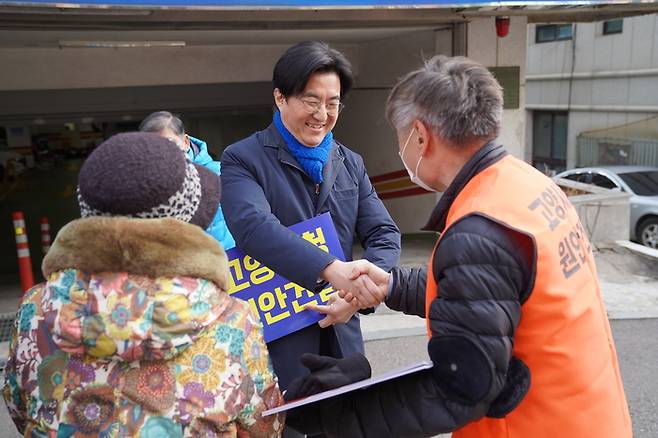 경기 고양갑 김성회 더불어민주당 예비후보가 지역 행사장에서 만난 주민들과 반갑게 인사를 나누고 있다. 김성회 제공