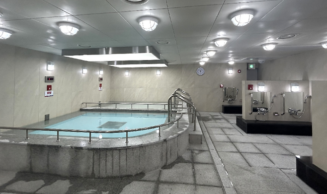 서울 중구 신당동 ‘어르신 헬스케어센터’ 내 공공목욕탕 모습. 하루 4회로 나눠 예약제로 운영되는데 목욕(90분)과 뒷정리(30분) 등 2시간 이용료는 단돈 1000원이다. 중구 제공