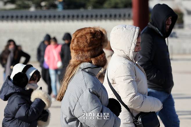 전국적으로 영하 10도를 밑돌며 올겨울 들어 가장 추운 날씨를 보인 17일 서울 종로구 경복궁에서 외국인 관광객들이 두꺼운 옷과 방한용품을 입은 채 관광하고 있다.