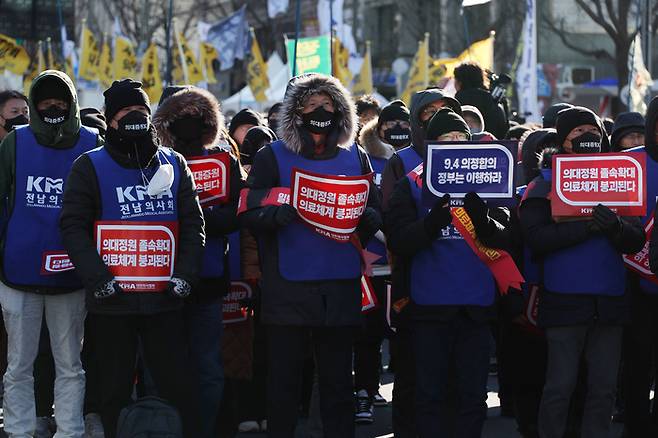 17일 오후 서울 동화면세점 인근 세종대로에서 대한의사협회 ‘대한민국 의료붕괴 저지를 위한 범의료계대책특별위원회’ 주최로 열린 전국의사총궐기대회가 열리고 있다. 2023.12.17.[이충우기자]