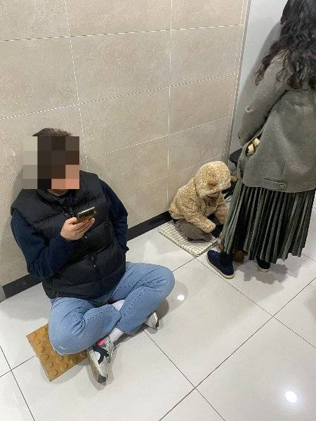 아침 오픈하기 1시간 전, 동탄 한 소아청소년과 대기줄. 주저 앉은 아빠도 있었고, 바닥에 작은 이불을 깔고 기다리는 아이도 있었다./사진=남형도 기자