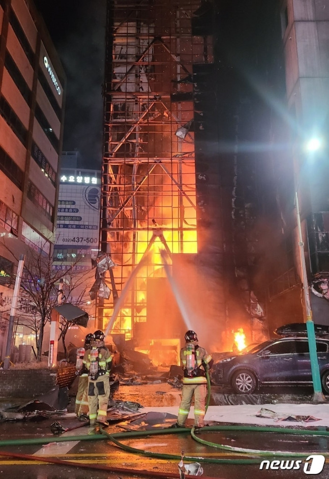 17일 오후 9시1분쯤 인천시 남동구 논현동 한 호텔 주차장에서 불이 났다는 신고가 119로 접수돼 대응 2단계를 발령하고 소방당국이 진화작업을 벌이고 있다.(인천소방본부 제공)2023.12.17/뉴스1 ⓒ News1 박아론 기자