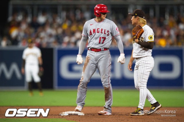 [사진] 2루에서 인사를 나누는 김하성과 오타니. ⓒGettyimages(무단전재 및 재배포 금지)