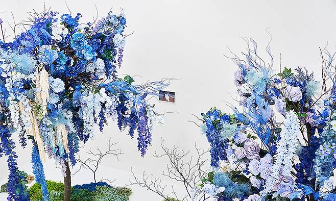 강은영의 ‘블루 알카넷 트리(Blue Alkanet Tree)’(2020). 아트선재센터 기획전 ‘밤이 낮으로 변할 때’ 전시전경(2020). 이의록, 강은영 제공