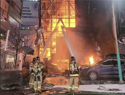 대형 화재가 발생한 인천 논현동의 한 호텔. 사진 제공=인천소방본부