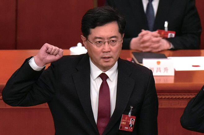지난 7월 돌연 경질된 친강 전 중국 외교부장(장관)이 고문으로 숨졌다는 사망설이 퍼지고 있다. ⓒAP 연합