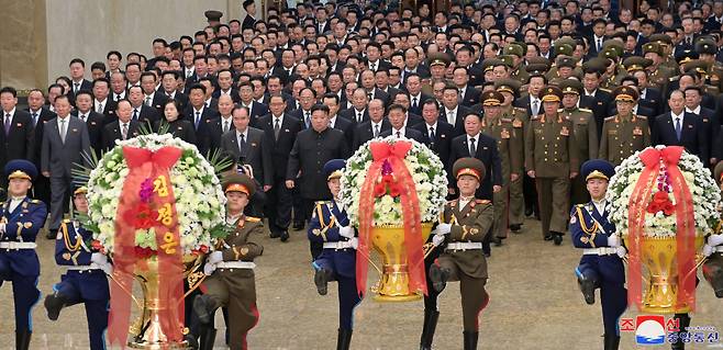 김정은 북한 국무위원장이 김정일 국방위원장 사망 12주기를 맞아 지난 16일 금수산태양궁전을 참배했다고 조선중앙통신이 17일 보도했다. ⓒ연합뉴스