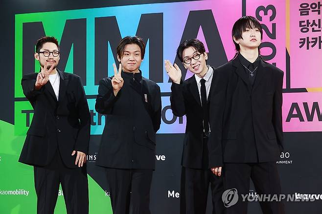 멜론뮤직어워드 참석한 실리카겔 (영종도=연합뉴스) 진연수 기자 = 밴드 실리카겔이 2일 오후 인천 영종도 인스파이어 아레나에서 열린 대중음악 시상식 'MMA 2023'(멜론뮤직어워드) 레드카펫 행사에서 포즈를 취하고 있다. 2023.12.2 jin90@yna.co.kr