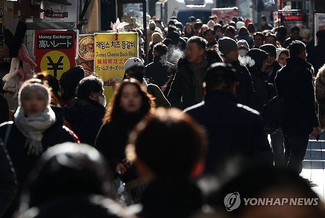 입김 나오는 한파 (서울=연합뉴스) 류영석 기자 = 서울 최저 기온이 영하 10도 아래로 떨어진 17일 서울 명동거리에서 시민 및 관광객들이 입김을 내뿜으며 걸어가고 있다. 2023.12.17 ondol@yna.co.kr