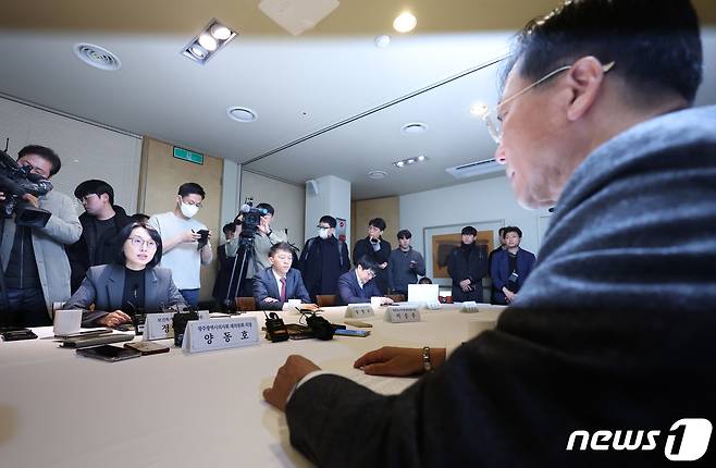 정경실 보건복지부 보건의료정책관이 11월29일 오후 서울 중구 컨퍼런스하우스 달개비에서 열린 의과대학 정원 확대 방안 논의를 위한 제19차 의료현안협의체 회의에서 모두 발언을 하고 있다. 오른쪽은 대한의사협회 측 협상 단장인 양동호 광주시의사회 대의원회 의장. 2023.11.29/뉴스1 ⓒ News1 김민지 기자