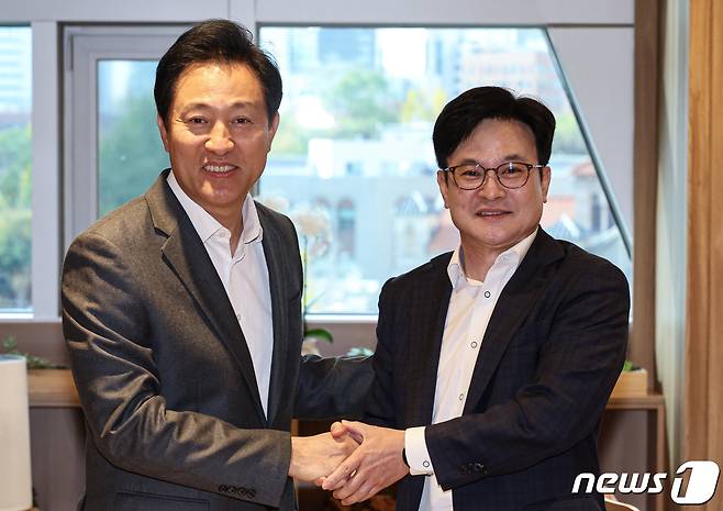 오세훈 서울시장이 6일 서울 중구 서울시청을 방문한 김병수 김포시장과 인사를 나누고 있다. 이날 오세훈 서울시장은 김병수 김포시장을 만나 김포시의 공식적인 서울 편입 방안을 논의한다. (공동취재) 2023.11.6/뉴스1 ⓒ News1 이재명 기자