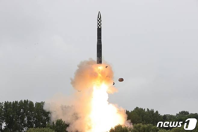 (평양 노동신문=뉴스1) = 북한 대륙간탄도미사일(ICBM) '화성-18형'. [국내에서만 사용가능. 재배포 금지. DB 금지. For Use Only in the Republic of Korea. Redistribution Prohibited] rodongphoto@news1.kr