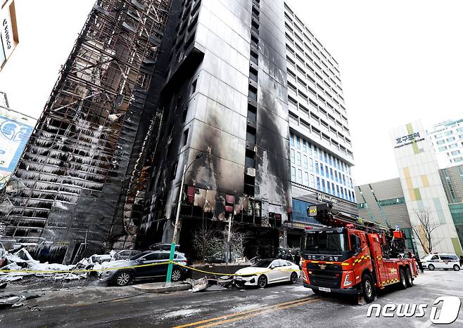 18일 오전 인천 남동구 논현동의 한 호텔 화재현장에서 경찰과 소방, 국립과학수사연구원 등 관계당국 관계자들이 합동감식을 하고 있다. 2023.12.18/뉴스1 ⓒ News1 구윤성 기자