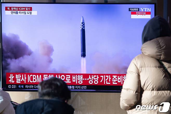 18일 서울역에서 시민들이 북한의 대륙간탄도미사일(ICBM) 도발 관련 뉴스를 지켜보고 있다. 우리 군 합동참모본부에 따르면 18일 오전 8시24분쯤 북한 평양 일대에서 동해상으로 발사된 '장거리탄도미사일'(LRBM) 추정 미사일 1발이 우리 군에 포착됐다. 북한의 이날 탄도미사일 도발은 전날 동해상을 향해 단거리탄도미사일(SRBM) 1발을 발사한 뒤 약 10시간 만에 이뤄진 것이다. 2023.12.18/뉴스1 ⓒ News1 유승관 기자