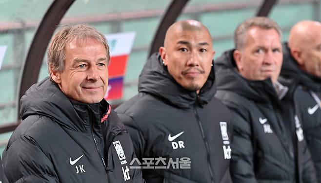 클린스만 감독이 지난달 16일 서울월드컵경기장에서 열린 2026북중미월드컵 아시아지역 2차예선 대한민국과 싱가포르의 경기를 지휘하고 있다.  상암 | 강영조기자 kanjo@sportsseoul.com