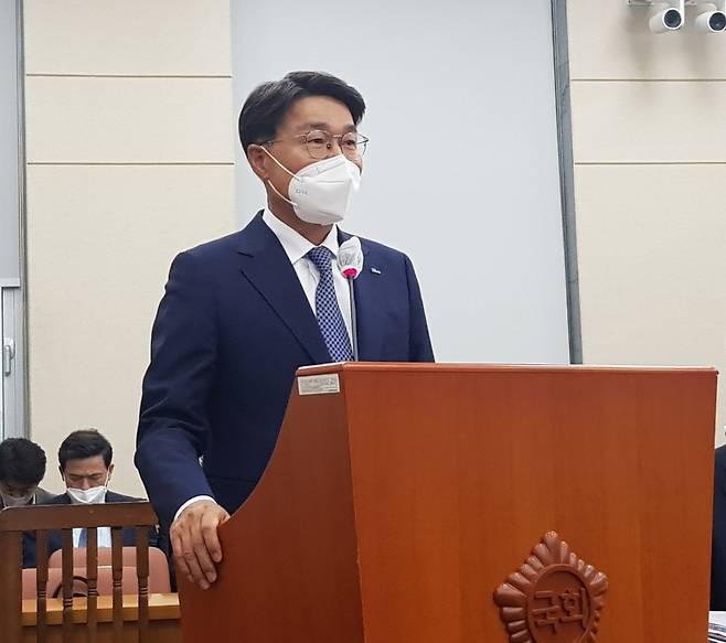 최정우 회장이 지난해 10월 서울 여의도 국회 본관에서 열린 국정감사 현장에서 증인으로 출석해 발언하고 있다. (사진=최지원 기자)