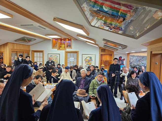 서울 성북동 무산선원에서 16일 열린 시낭송회에서 성바오로딸 수도회 수녀들이 김남조 시인의 시를 낭송하고 있다. 이날 낭송회에는 천주교 사제, 개신교 목사도 초대됐다. /김한수 기자