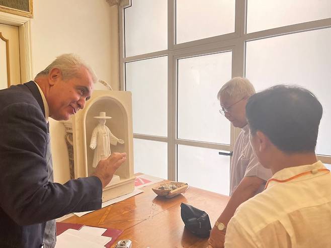 지난해 7월 28일 바티칸 교황청에서 열린 2차 회의 모습. 그 결과 한진섭이 김대건 신부 성상 제작을 위한 작가로 최종 결정됐다. /가나아트