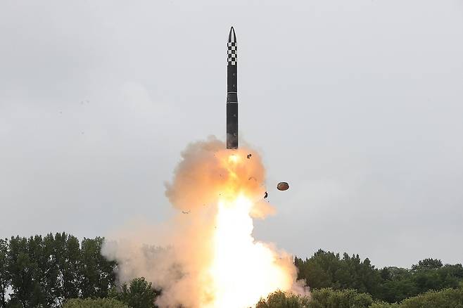 북한 대륙간탄도미사일(ICBM) '화성-18형'./ 뉴스1