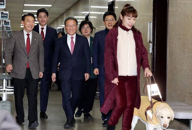 윤재옥 국민의힘 당대표 권한대행 겸 원내대표가 18일 오전 국회에서 열린 국민의힘 최고위원회의에 참석하고 있다. ⓒ뉴시스