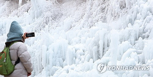 추위가 이어진 18일 대구 달성군 비슬산자연휴양림에 조성된 얼음동산에서 등산객들이 빙벽을 구경하고 있다. [대구=연합뉴스]