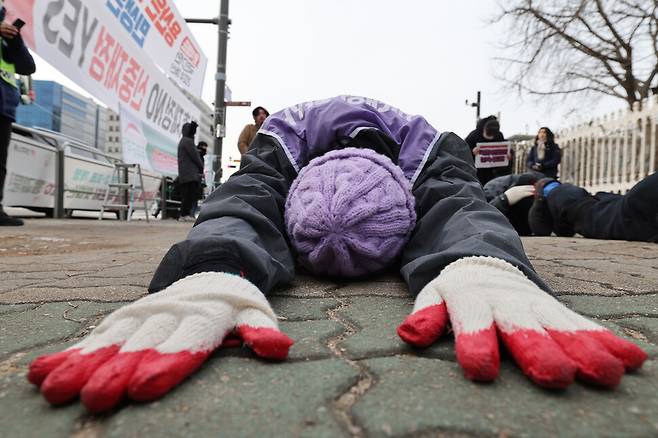 이태원 참사 진상규명 특별법이 국회 본회의 통과하기를 촉구하며 10·29 이태원 참사 유가족협의회 회원들과 10·29 이태원 참사 시민대책회의, 대한불교조계종 사회노동위원회 등 종교·시민사회단체 활동가들이 18일 오전 국회를 돌며 오체투지를 하고 있다. 김혜윤 기자 unique@hani.co.kr