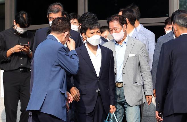 수행비서 김지은씨를 성폭행한 혐의로 3년6개월의 실형을 선고받았던 안희정 전 충남도지사가 2022년 8월4일 만기 출소해 경기 여주교도소를 나서는 모습. 연합뉴스