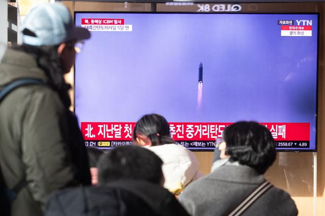 18일 서울역에서 시민들이 북한의 대륙간탄도미사일(ICBM) 도발 관련 뉴스를 지켜보고 있다. 뉴스1