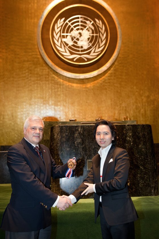 2010년 역대 최연소이자 한국인 최초로 ‘UN 평화메달’을 수상한 모습.