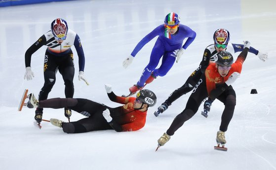 17일 남자 500m 결승에서 류샤오앙(중국)에게 걸려 넘어지는 황대헌(왼쪽). 연합뉴스