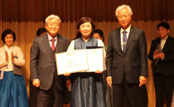 제33회 '재능시낭송대회' 대상 수상자 권예성씨(가운데)가 박성훈 재능그룹회장(왼쪽), 유자효 한국시인협회장(오른쪽)과 함께 수상 기념 촬영을 하고 있다.