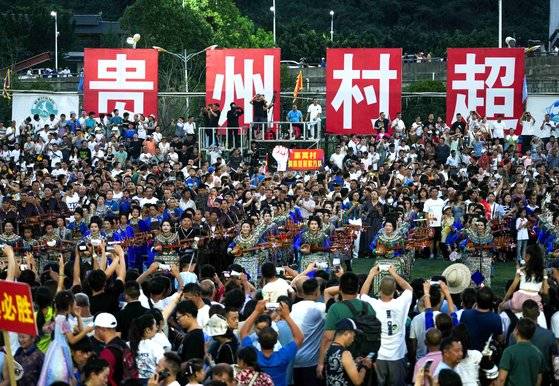 지난 6월 17일 중국 구이저우성의 룽장현에서 열린 시골 마을 축구 슈퍼리그인 춘차오 경기장. 130억 건 뷰를 기록한 인기에 힘입어 ‘춘차오’가 올해 10대 유행 신조어로 선정됐다. 신화=연합뉴스