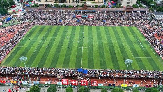 지난 6월 23일 중국 구이저우성의 룽장현에서 열린 시골 마을 축구 슈퍼리그인 춘차오 경기장. 130억 건 뷰를 기록한 인기에 힘입어 ‘춘차오’가 올해 10대 유행 신조어로 선정됐다. 신화=연합뉴스