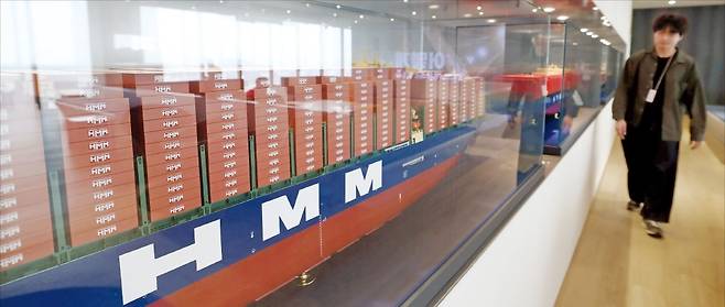 서울 여의도동 HMM 본사에서 한 직원이 걸어가고 있다.   /김범준 기자