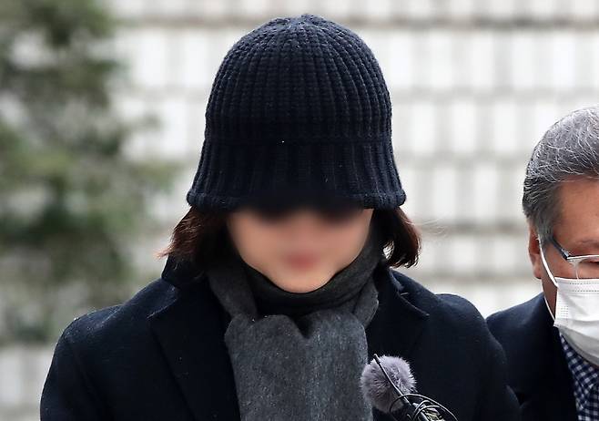 자녀 입시비리 등 혐의로 재판에 넘겨진 정경심 전 동양대 교수가 18일 서울 서초구 서울고등법원에서 열린 2심 속행공판에 출석하고 있다. / 사진=뉴스1