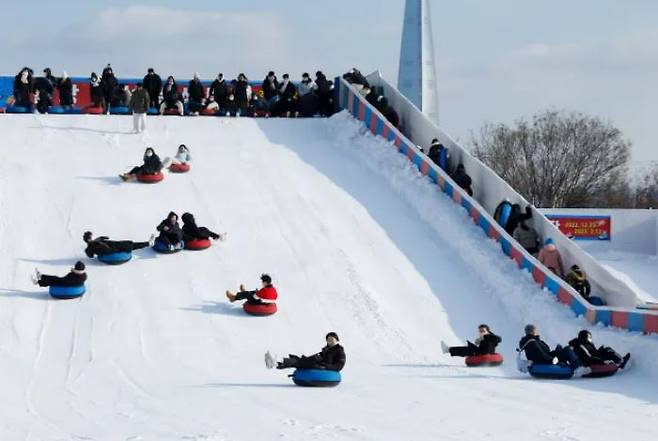 Snow sledding at Ttukseomhangangang Park in Seoul. Courtesy of the Seoul Metropolitan Government