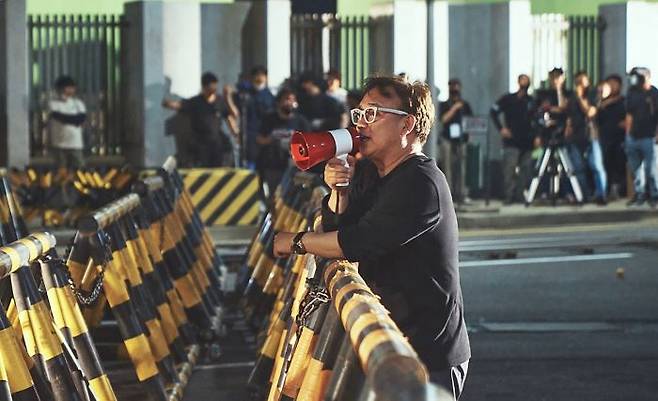 김성수 감독이 지난해 여름 전남 광양에 세운 '서울의 봄' 속 서울 광화문 앞 거리 세트에서 현장을 지휘하고 있는 모습. 사진제공=플러스엠 엔터테인먼트