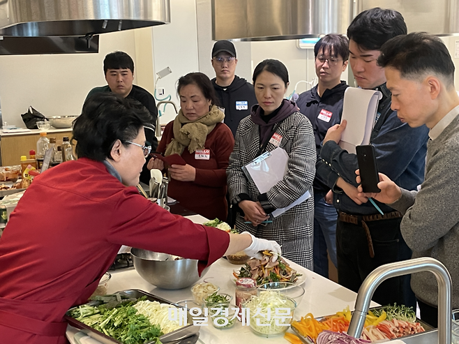 7일 오전 배민아카데미 유귀열 조리기능장의 족발 레시피 교육에 외식업 사장님들이 참여하고 있다.