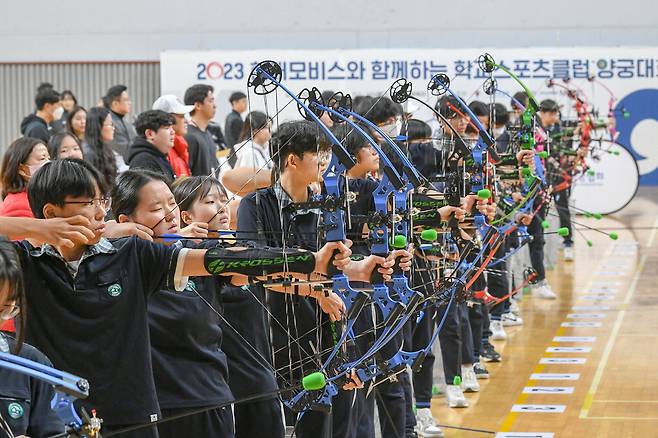 지난 16일 천안 남서울대학교에서 개최된 '2023년 하반기 학교스포츠클럽 양궁대회'에서 학생들이 활시위를 당기고 있다. 현대모비스