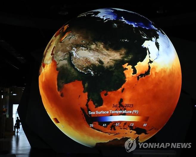 시민들이 지난 7월 30일 국립대구과학관 실내 전시장을 찾아 엘니뇨 현상의 영향권을 나타내는 SOS시스템을 구경하고 있다. [사진 = 연합뉴스]