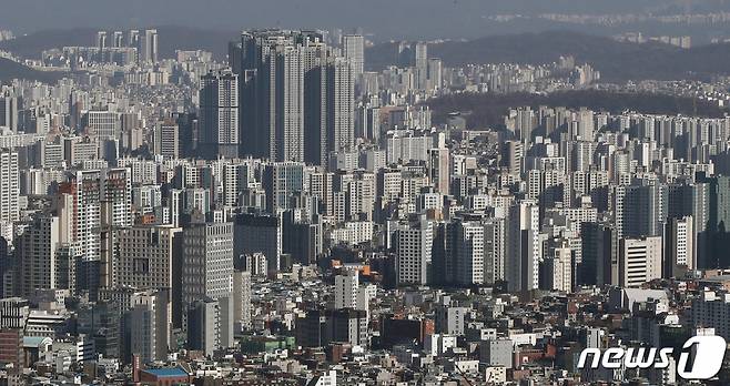 (서울=뉴스1) 박세연 기자 = 서울 아파트 매수심리가 지난주보다 하락 폭을 키우면서 4주 연속 하락했다.   1일 한국부동산원에 따르면 11월 4주(11월27일 기준) 서울 아파트 매매수급지수는 85.3으로 전주(86.4) 대비 1.1p 내렸다. 지난주 0.6p 하락 보다 하락세가 가팔라진 것이다. 사진은 이날 서울 남산에서 바라본 서울 아파트단지. 2023.12.1./뉴스1  Copyright (C) 뉴스1. All rights reserved. 무단 전재 및 재배포,  AI학습 이용 금지.