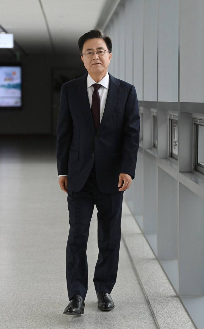 김태흠 충남지사가 지난 13일 충남도청 집무실 앞에서 밝은 표정으로 포즈를 취하고 있다. 홍성=김동훈 기자