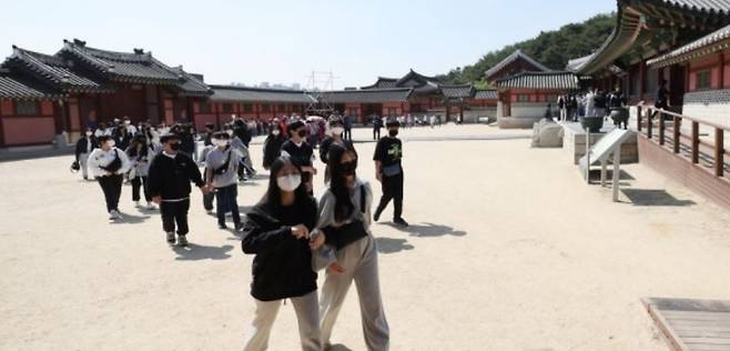 한 중학교 학생들이 경기도 수원시 화성행궁에서 현장체험학습을 하고 있다. (사진은 기사 내용과 관련 없음) [연합]