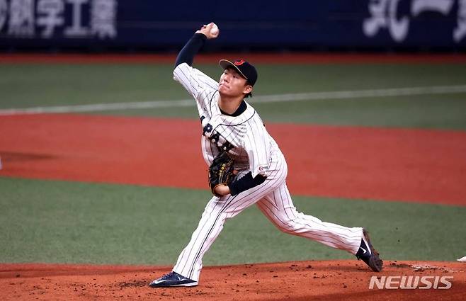 [오사카=뉴시스] 김선웅 기자 = 6일 일본 교세라 돔 오사카에서 열린 일본 프로야구팀 한신 타이거즈와 WBC 일본 대표팀의 경기, 일본 선발투수 야마모토가 역투하고 있다. 2023.03.06. mangusta@newsis.com