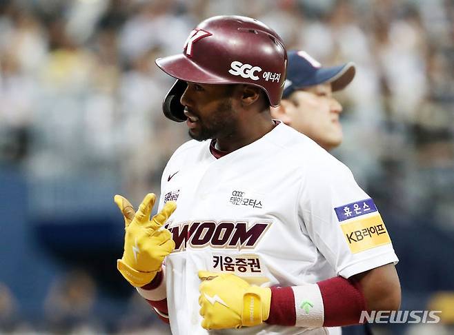 [서울=뉴시스] 조성우 기자 = 23일 오후 서울 구로구 고척스카이도에서 열린 2023 KBO 리그 두산 베어스와 키움 히어로즈의 경기, 키움 5회말 공격 1사 주자 1루서 도슨이 안타를 때린 뒤 세리머니를 하고 있다. 2023.08.23. xconfind@newsis.com