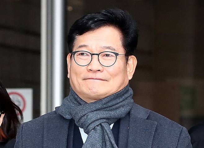 '더불어민주당 전당대회 돈봉투 살포'에 관여한 혐의를 받는 송영길 전 대표가 18일 서울 서초구 중앙지방법원에서 열린 구속 전 피의자 심문(영장실질심사)을 마친 후 법원을 나서고 있다. 뉴스1