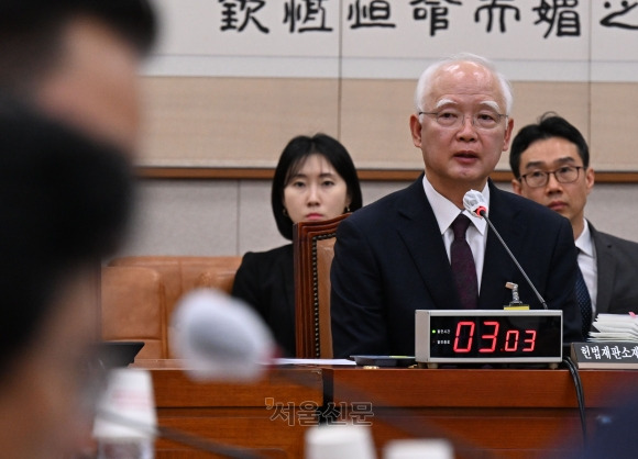 정형식 헌법재판관 후보자가 12일 국회에서 열린 인사청문회에 참석해 의원질의에 답하고 있다. 2023.12.12안주영 전문기자