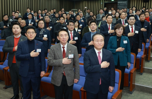 윤재옥(앞줄 맨 오른쪽) 국민의힘 대표 권한대행 겸 원내대표와 국회의원, 당협위원장들이 18일 국회에서 열린 연석회의에서 국민의례를 하고 있다. 연합뉴스